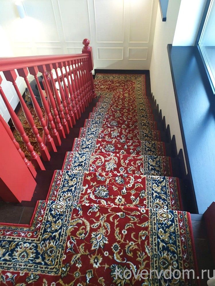 Ковровая дорожка 40700-04 красная с укладкой на лестницу