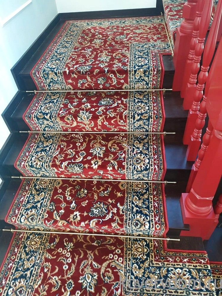 Ковровая дорожка 40700-04 красная с укладкой на лестницу